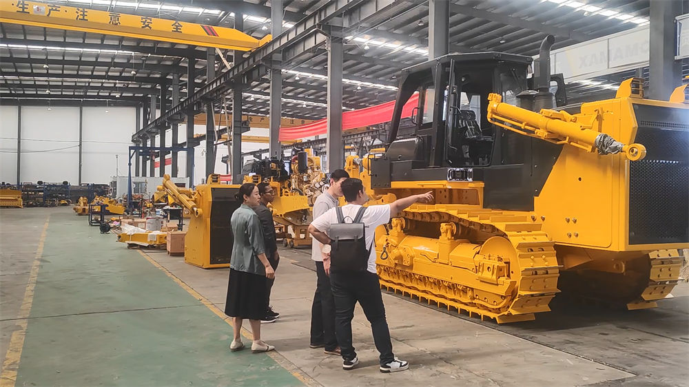 Un cliente indonesio visita una fábrica de excavadoras en Jining, China