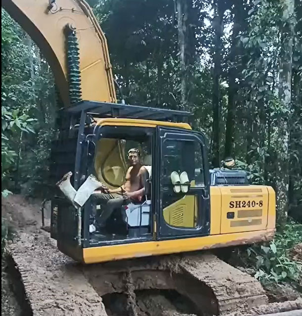 La excavadora de orugas SH240-8, probada en el tiempo y de alta potencia, cruza el lodo de la jungla, el río y el flujo de escombros para la minería de montaña