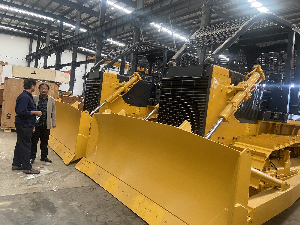 Clientes de Bangladesh visitan una fábrica de topadoras chinas para comprar topadoras SD22F versión forestal de 235 HP