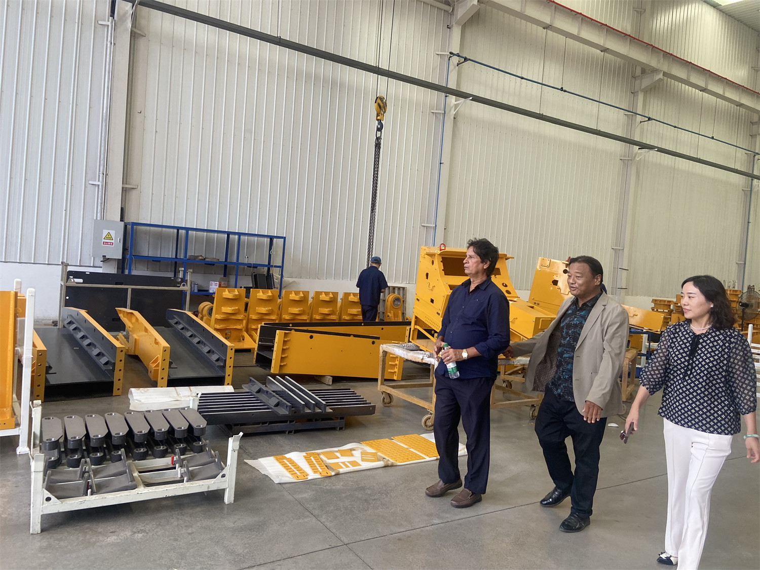 Clientes de Bangladesh visitan la fábrica de topadoras