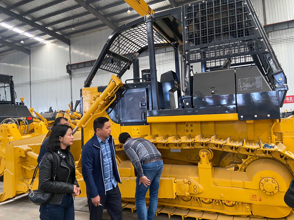 Clientes vietnamitas visitan la línea de producción de topadoras chinas y realizan un pedido de topadoras SD22F versión forestal de 235 HP