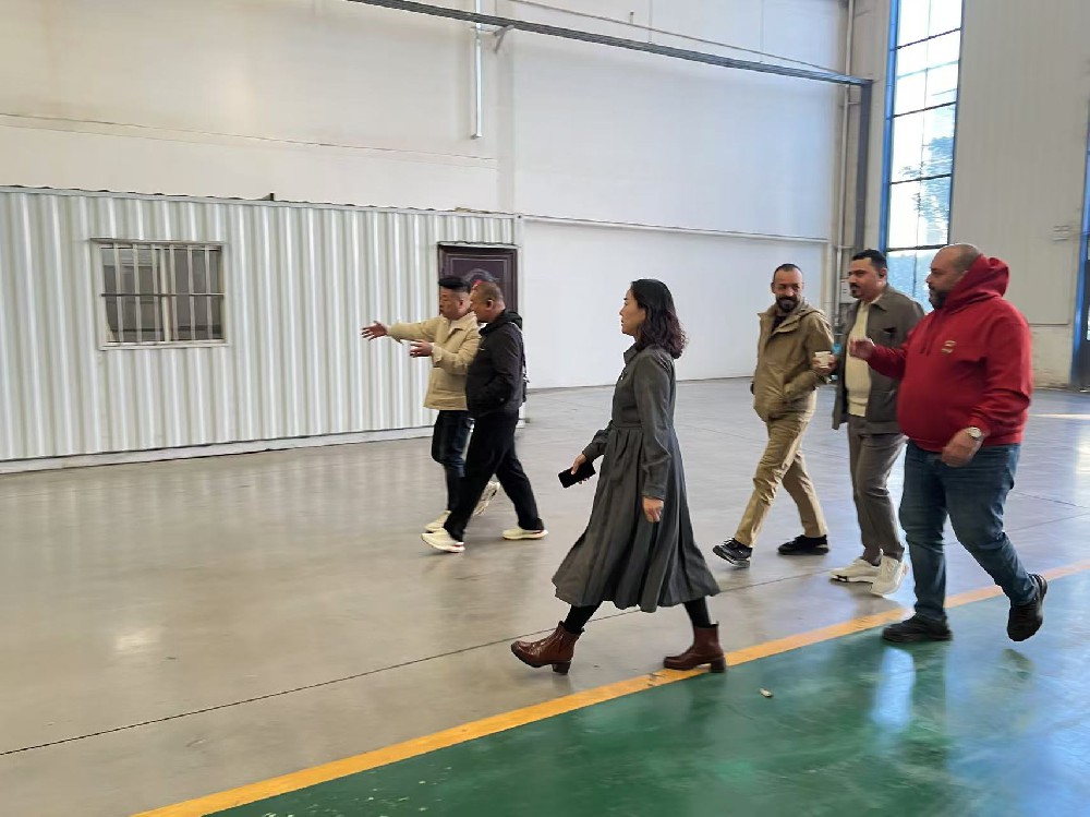 Clientes rusos visitan una fábrica de topadoras chinas, consultan y solicitan dos topadoras de servicio pesado SD60