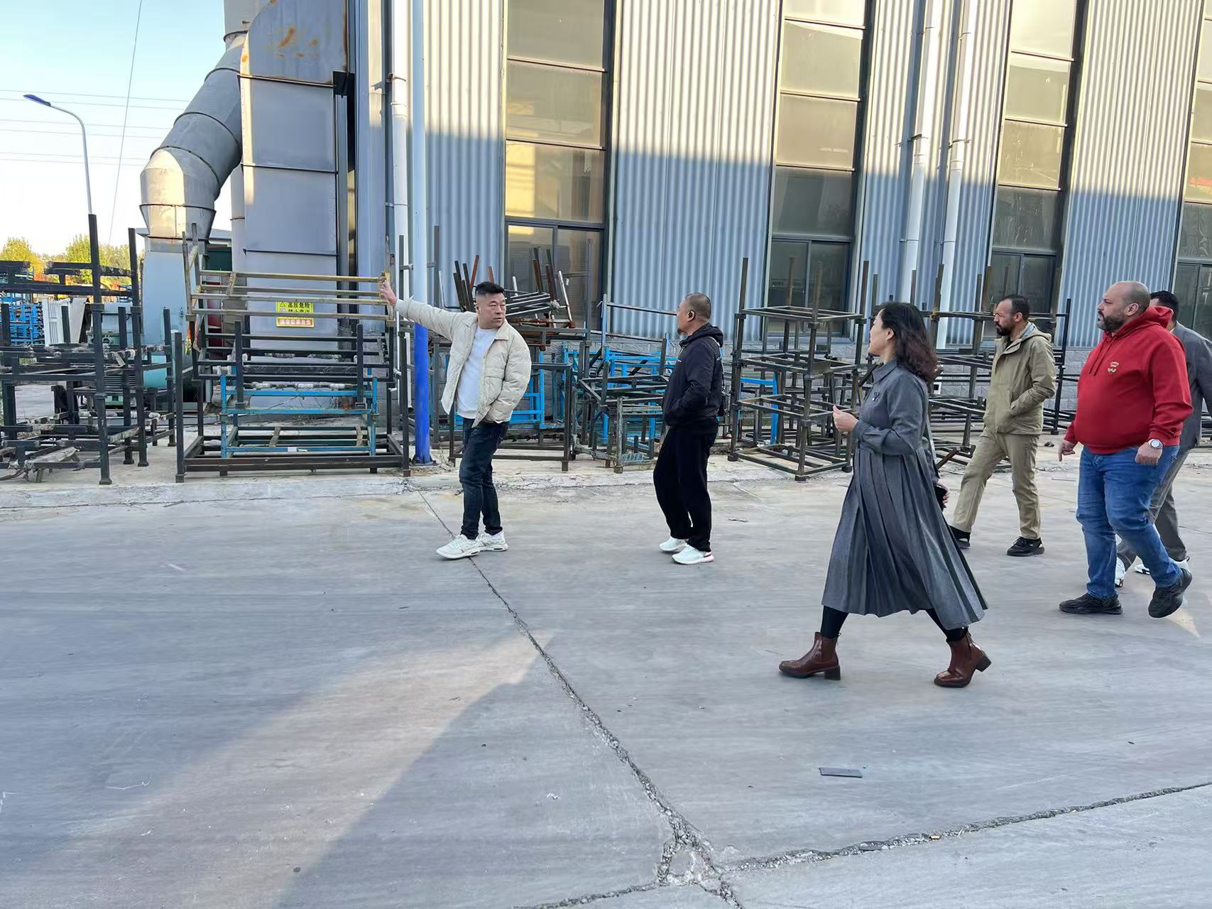 Clientes rusos visitan fábrica china de topadoras