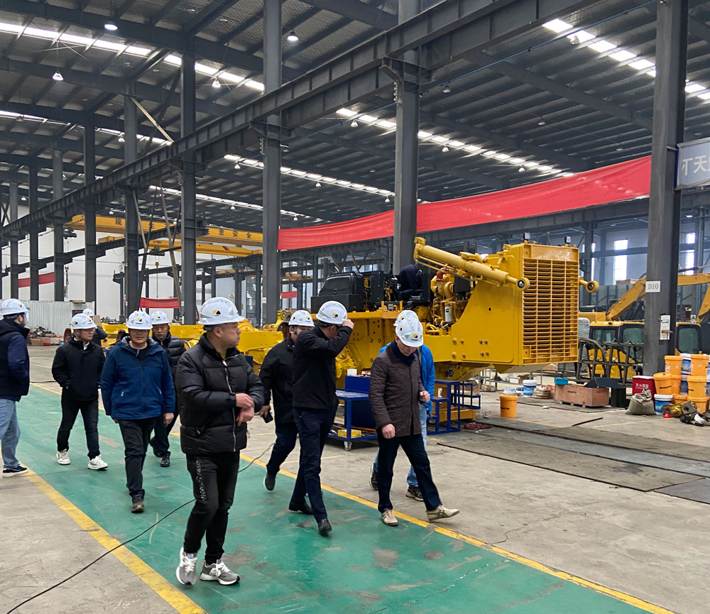 Clientes chinos visitan la fábrica de topadoras y el taller de producción, consultan y compran topadoras con desgarradores de edición estándar SD22