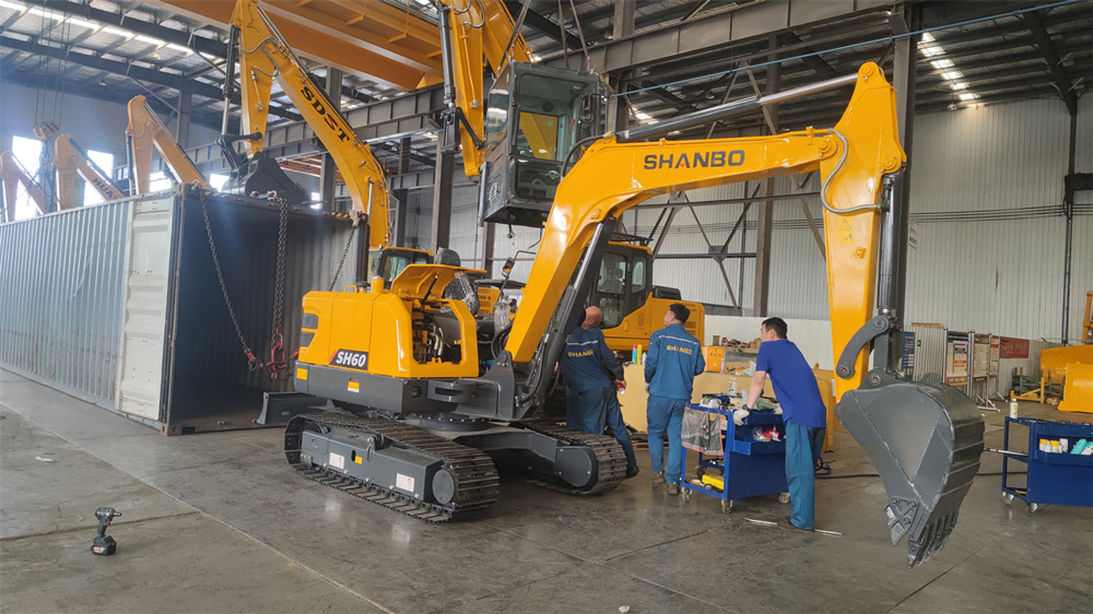 Envío de la excavadora de orugas SH60 a Polonia: el equipo de la fábrica trabaja horas extras para completar la carga del contenedor para entrega inmediata