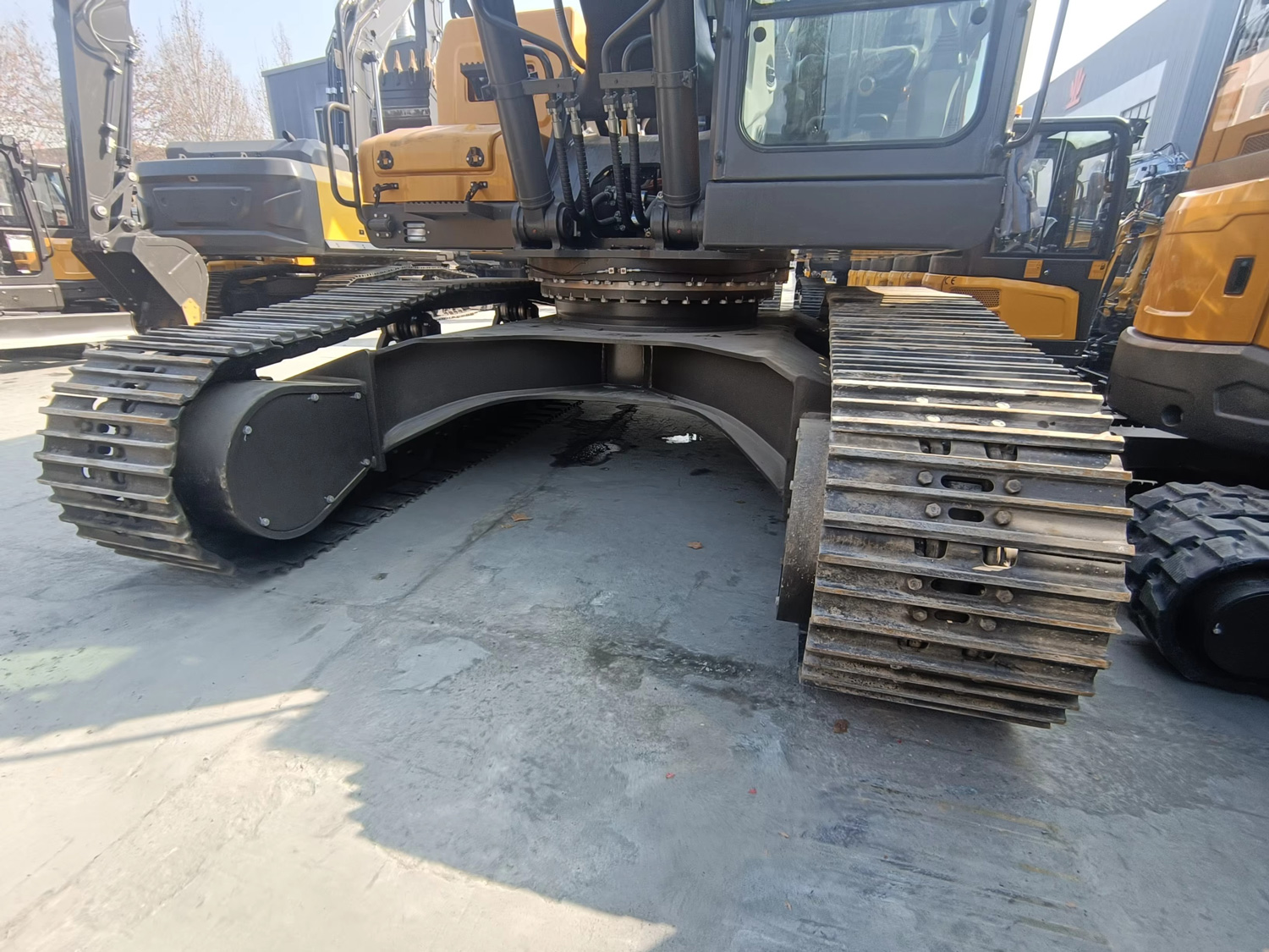 Detalle de la excavadora SH330 1